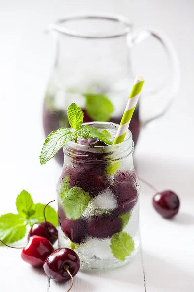 Bevanda fredda con paglia - cocktail rinfrescante estivo di ciliegie . — Foto Stock