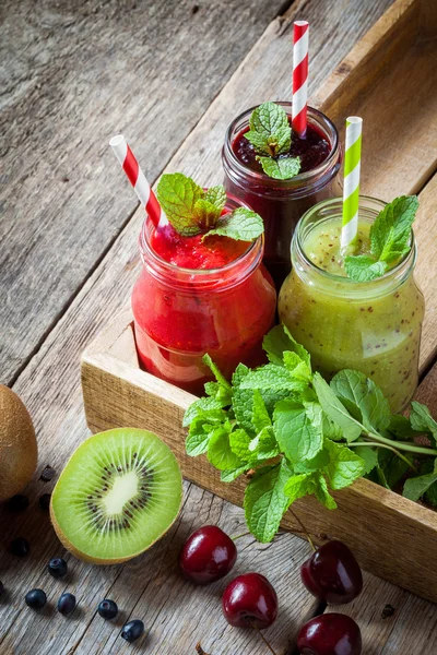 健康的果汁从猕猴桃、 覆盆子和蓝莓在一个罐子里 — 图库照片