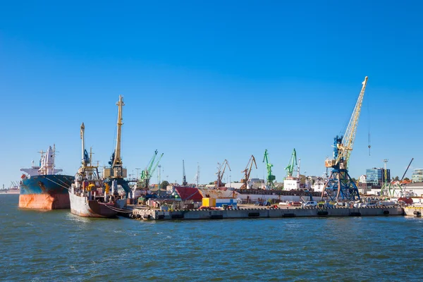 Tanker ship and working crane in Klaipeda port, Lithuania. — Stock Photo, Image