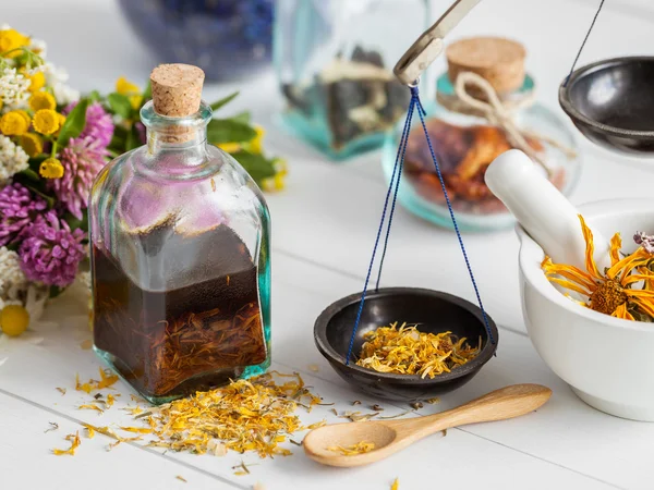 Tinktur und gesunde Kräuter, Mörser auf dem Tisch. — Stockfoto