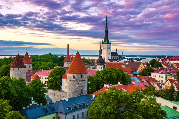 Panoráma starého města Tallinn City za soumraku, Estonsko — Stock fotografie