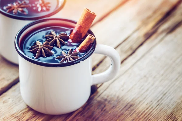 Glühwein in witte mokken met specerijen en citrusvruchten. — Stockfoto