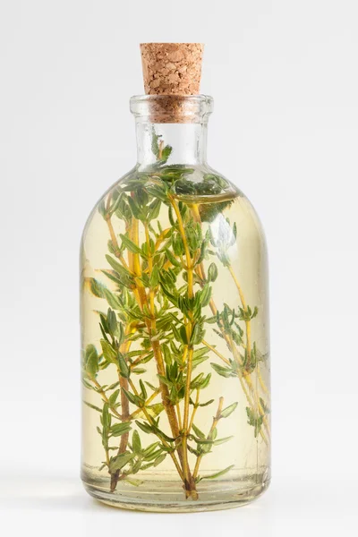 Flacone di olio essenziale di timo o infusione su bianco — Foto Stock