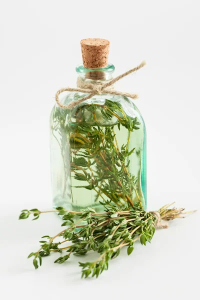 Transparente Flasche ätherisches Thymianöl oder Aufguss — Stockfoto