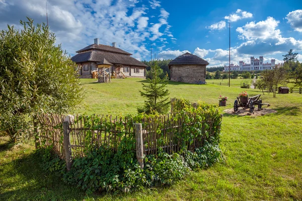 Vista de casas del museo Kosciusko en Bielorrusia — Foto de Stock