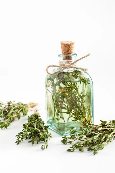 Doorzichtige fles van essentiële tijmolie of infusie en healin — Stockfoto