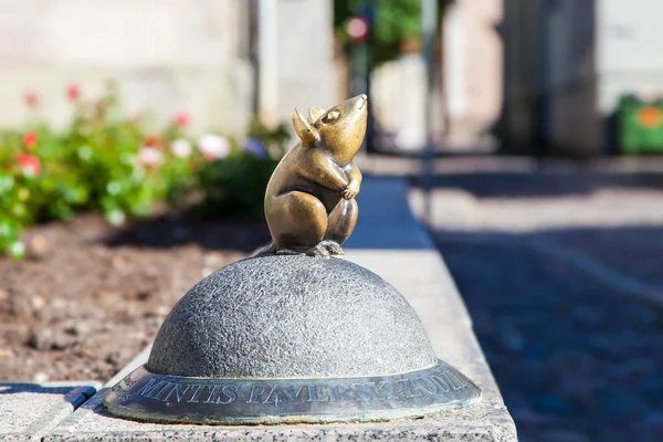 LITHUANIA, KLAIPEDA - JULY 20, 2016: Sculpture of little mouse — Stock Photo, Image