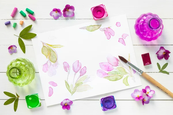 Aquarela tintas, pincéis para pintura, pastel lápis de cor e flores — Fotografia de Stock