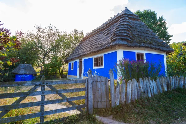Casa de campo tradicional ucraniana con techo de paja — Foto de Stock