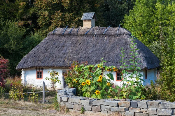 Casa de campo ucraniana retro com telhado de palha na aldeia de Pirogovo , — Fotografia de Stock