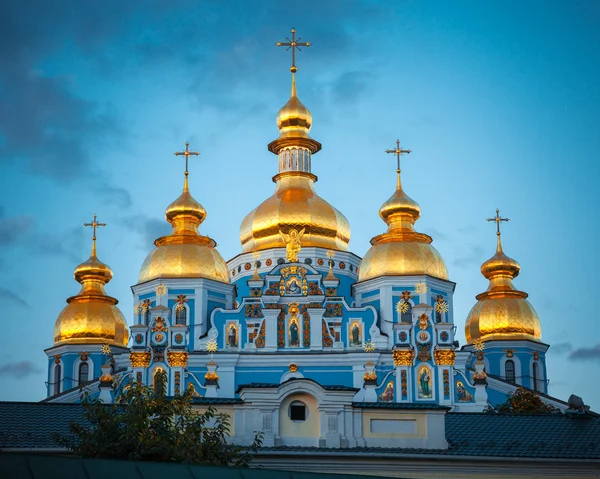 Akşam Saint Michael Golden kubbeli Katedrali, Kiev, Ukrayna. — Stok fotoğraf