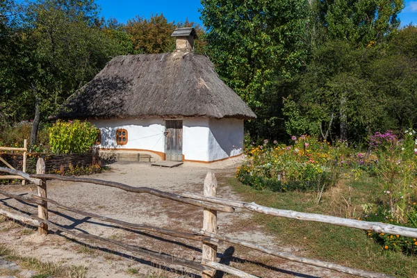 Casa de campo ucraniana retro con techo de paja — Foto de Stock