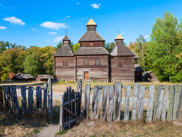 Vintage dřevěný kostel v Pirogovo vesnici nedaleko Kyjev, Ukrajina. — Stock fotografie