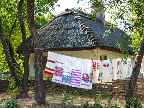 Casa de campo ucraniana retro. Camisa y toalla bordadas tradicionales — Foto de Stock