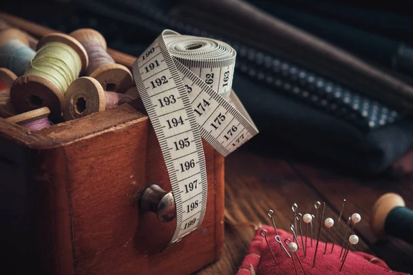 Holzkiste Mit Garnspulen Maßband Polster Für Die Aufnahme Von Stecknadeln — Stockfoto