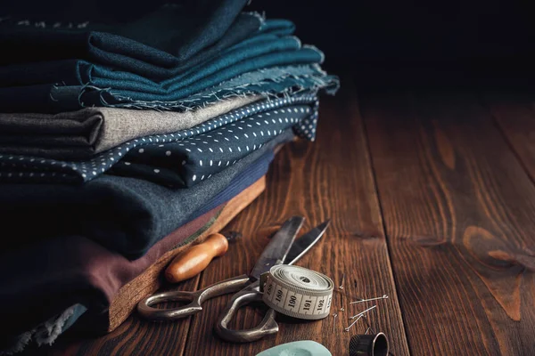 Stapel Stoffen Voor Naaien Naaien Items Maatwerk Schaar Meetlint Vingerhoed — Stockfoto