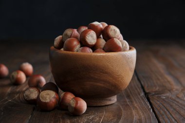 Tahta fındık kasesi. Koyu ahşap masada..