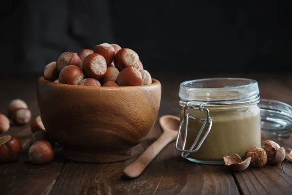 Semangkuk Kayu Hazelnut Botol Kaca Selai Hazelnut Organik Mentah Atau — Stok Foto