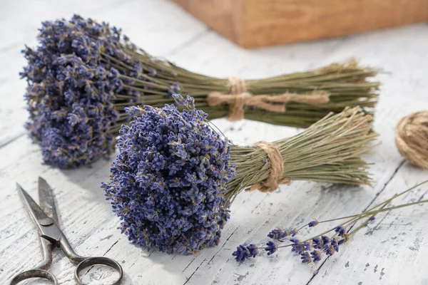 Droge Lavendel Bloemen Boeketten Schaar Houten Doos Witte Tafel — Stockfoto