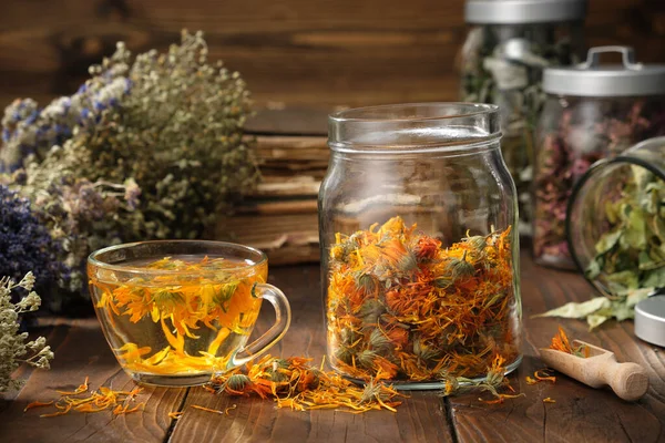 Egy Csésze Egészséges Körömvirág Tea Egy Üveg Száraz Napraforgóvirág Gyógyfüves — Stock Fotó