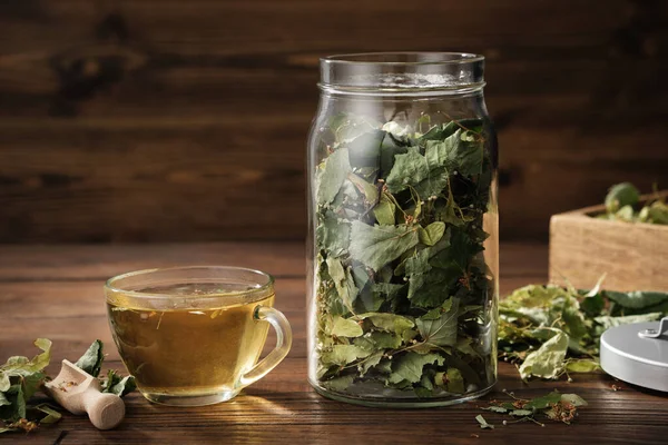 一杯健康的茶 配上林登乔木花 一罐干花和石灰或紫丁香树的叶子 感冒和流感的治疗 — 图库照片