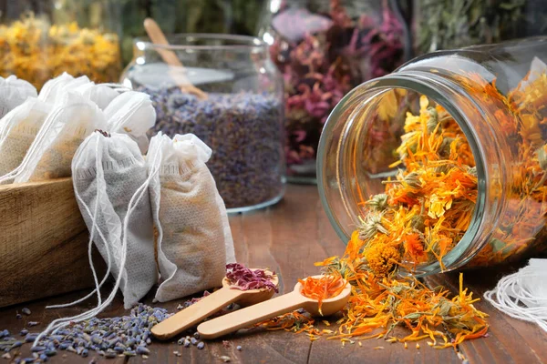 Filtrować Torebki Herbaty Wypełnione Ziołami Leczniczymi Szklany Słoik Suchych Kwiatów — Zdjęcie stockowe