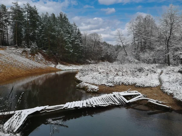 Bel Paesaggio Invernale Fiume Foresta Con Ponte Belarus Foto Alta — Foto Stock