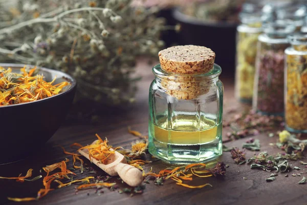 Bottiglia Olio Essenziale Ciotola Petali Calendula Secchi Flaconi Vetro Erbe — Foto Stock