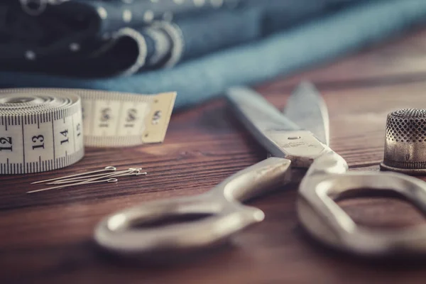 Швейные Изделия Пошив Ножниц Измерительная Лента Числе Булавки Наперсток Ткани — стоковое фото