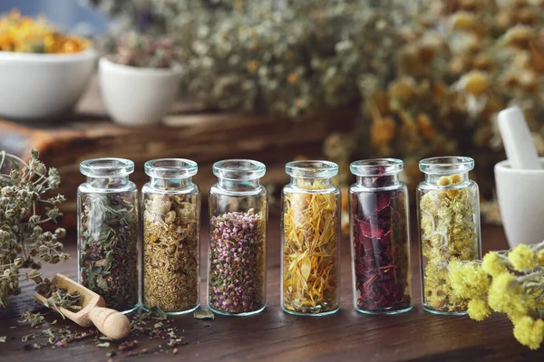 Glazen Flessen Geneeskrachtige Kruiden Wilde Marjolein Margrieten Heide Calendula Rozenblaadjes — Stockfoto