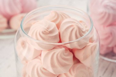 Cam kavanozlarda ev yapımı yumuşak şekerlemeler. Ev yapımı sağlıklı tatlılar, lezzetli tatlılar..