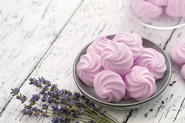Hemlagad Mild Lavendel Marshmallows Blå Tallrik Och Lavendel Blommor Köksbordet — Stockfoto