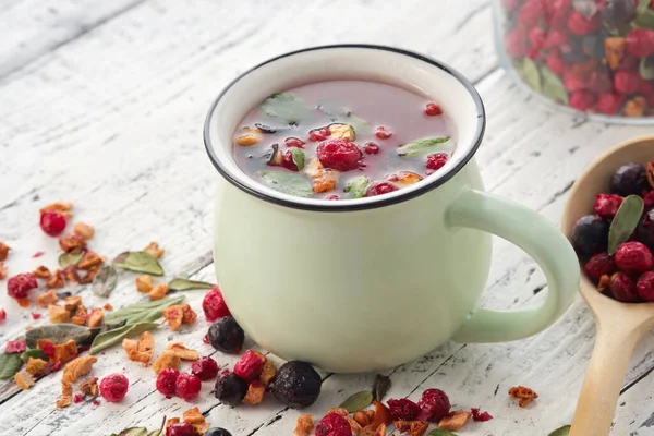 一杯健康的水果茶 配上苹果 红及黑醋栗果 干配料制成茶 — 图库照片