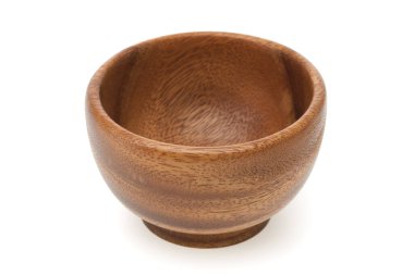 Beyaz arka planda boş ahşap kase. 