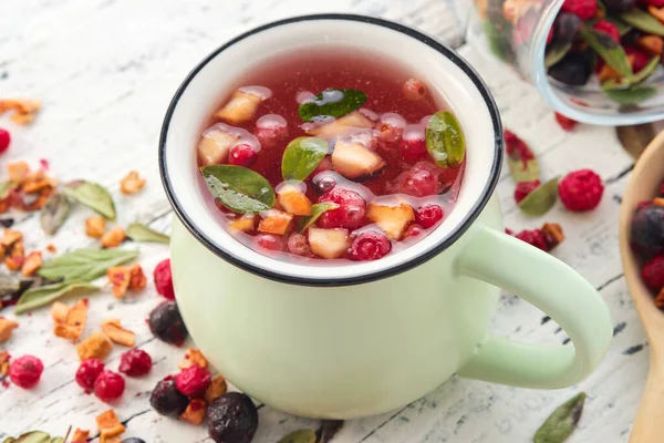 Grüne Tasse Gesunder Früchtetee Mit Äpfeln Orangen Roten Und Schwarzen — Stockfoto