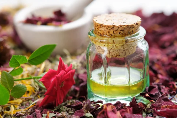 Eterisk Oljeflaska Rosenblomma Och Torkade Rosenblad Mortel Medicinska Örter Bakgrunden — Stockfoto