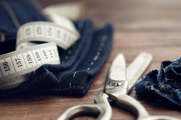 Pantalones Vaqueros Cortos Cinta Métrica Tijeras Sastrería Mesa Vaqueros Corte — Foto de Stock