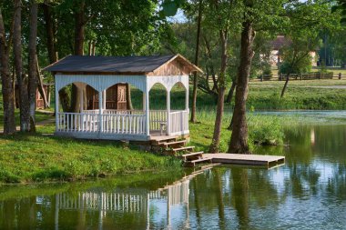 Gölün kıyısında bir çardak. Merechevshchina köyündeki ahşap pergola, Tadeusz Kosciuszko doğduğu yer, Brest bölgesi, Belarus. 