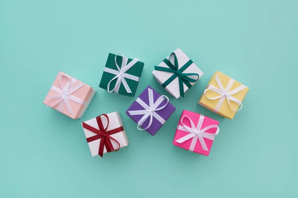 Diverse Geschenk Bonbondoosjes Met Linten Pastelgroene Ondergrond Bovenaanzicht Vlak Lay — Stockfoto