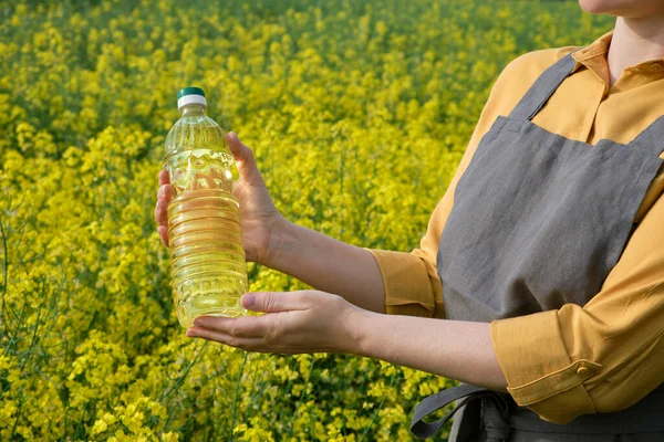 Woman Stands Rape Field Holds Bottle Rapeseed Oil His Hands — 스톡 사진