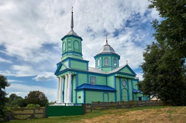 Tarım kasabası Blon, Pukhovichi Bölgesi, Minsk Bölgesi, Belarus 'taki Kutsal Üçleme Kilisesi..