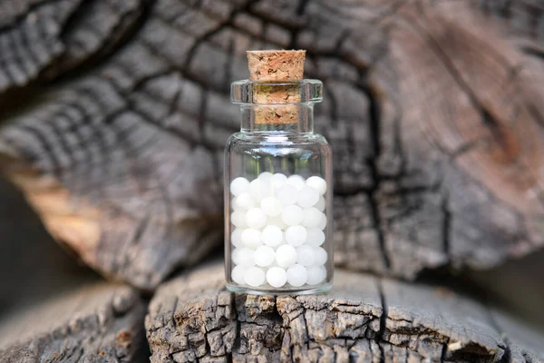 Fles Homeopathische Bolletjes Houten Ondergrond Homeopathie Geneeskunde Concept — Stockfoto