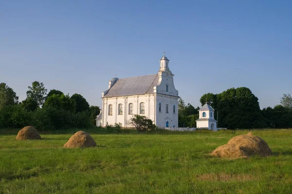 ベラルーシのブレスト地方イヴァトセビチ県ブサヤにおける聖母マリアの仮定の古い古代の教会 — ストック写真