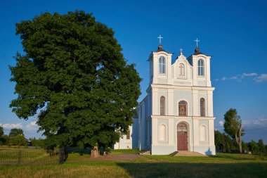 Minsk bölgesindeki Vishnevo köyündeki Kutsal Bakire Meryem Kilisesi..