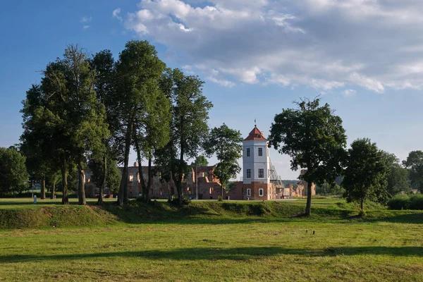 Rovine Del Vecchio Castello Antico Nel Paesaggio Estivo Villaggio Golshany — Foto Stock