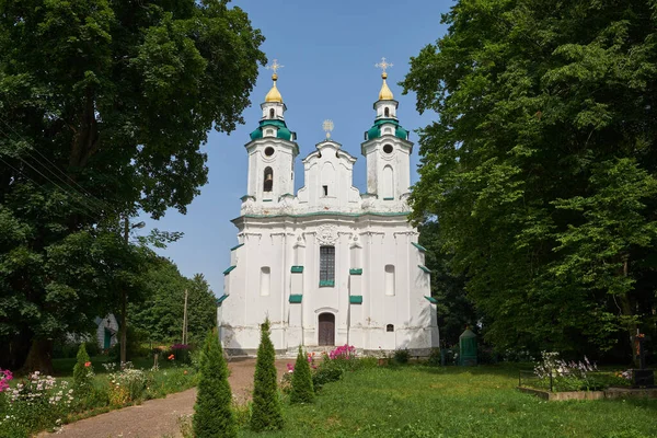 Die Antike Orthodoxe Kirche Der Heiligen Dreifaltigkeit Vor Der Sommerlandschaft — Stockfoto