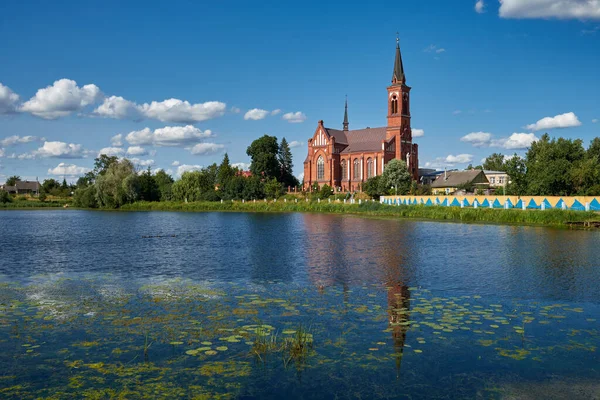 ベラルーシのヴィテブスク地方ポスタヴィの川によるパドヴァの聖アンソニーの古い古代の教会 — ストック写真