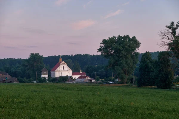 Pohled Starý Kostel Nanebevzetí Panny Marie Letní Krajiny Světle Zapadajícího — Stock fotografie