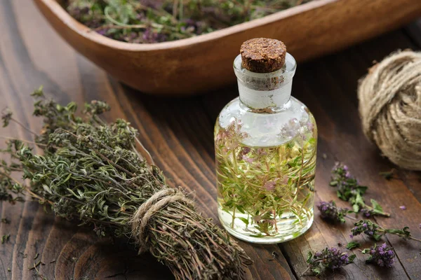 Fles Etherische Olie Infusie Van Tijm Bos Gedroogde Thymus Serpyllum — Stockfoto