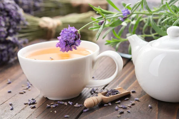 Sağlıklı Lavantalı Çay Fincanı Çaydanlık Taze Kuru Lavanta Çiçekleri Ahşap — Stok fotoğraf